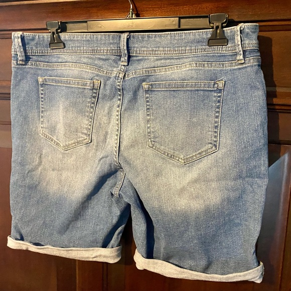 a.n.a. JCP brand Burmuda Jean shorts Sz 16 - Picture 2 of 4